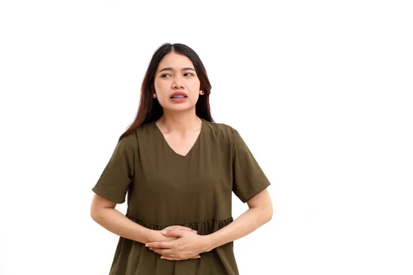 Gyönyörű Fiatal Ázsiai Áll Miközben Tartja Hasát Gyomorfájdalommal Küszködik Fehér — Stock Fotó