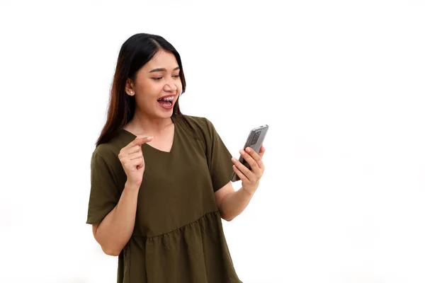 Здивована Красива Молода Азіатка Стоїть Тримаючи Мобільний Телефон Хороша Концепція — стокове фото