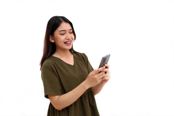 Щаслива Красива Молода Азіатка Стоїть Тримаючи Мобільний Телефон Хороша Концепція — стокове фото