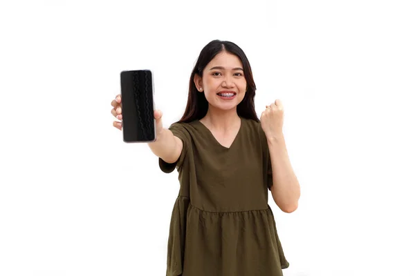 Happy Young Asian Woman Standing While Showing Blank Screen Her — Stock Photo, Image