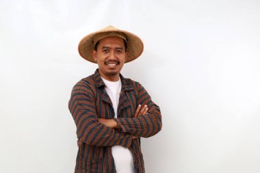 Katlanmış kollu mutlu Asyalı çiftçi. Beyaz arkaplanda izole