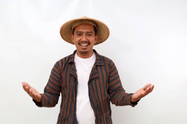 Mutlu Asyalı çiftçi eli açık duruyor ya da hoş geldin jesti yapıyor. Beyaz arkaplanda izole