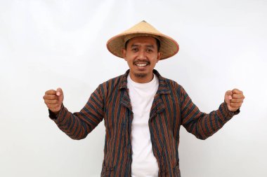 Asyalı çiftçi ellerini sıkarak kameraya bakıyor. Beyaz arkaplanda izole