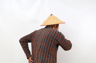 Sırt ağrısı çeken Asyalı çiftçinin arkası. Beyaz arkaplanda izole