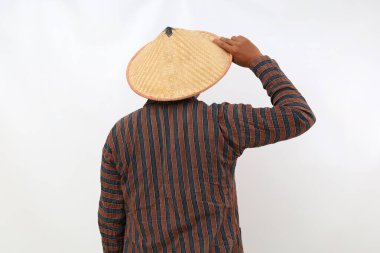 Çiftçinin şapkasını tutarken ayakta duruşu. Beyaz arkaplanda izole