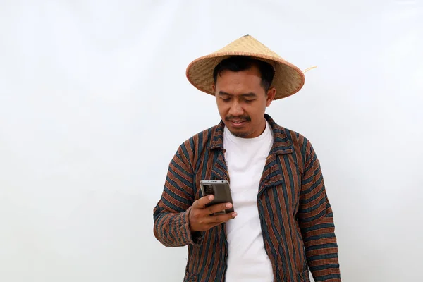 Heureux Agriculteur Asiatique Debout Tout Tenant Téléphone Portable Isolé Sur — Photo