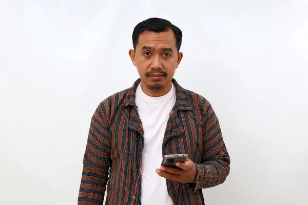Asiatischer Bauer Steht Vor Weißem Hintergrund Und Hält Ein Handy — Stockfoto