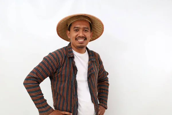 Радостный Азиатский Фермер Стоит Руками Талии Изолированный Белом Фоне — стоковое фото