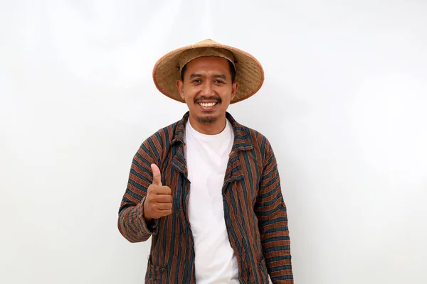 Χαρούμενος Ασιάτης Αγρότης Στέκεται Όρθιος Ενώ Δείχνει Τους Αντίχειρες Απομονωμένα — Φωτογραφία Αρχείου