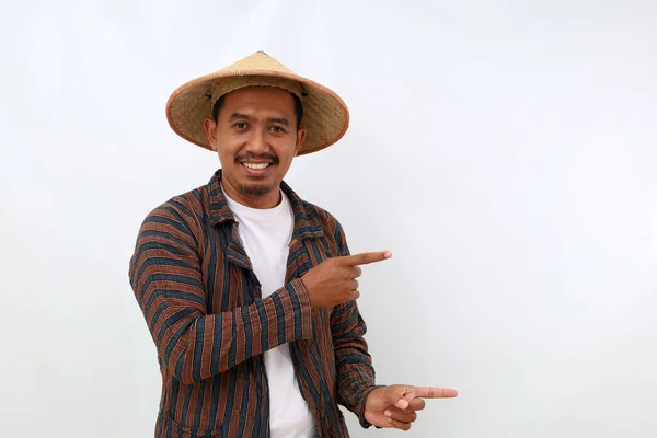 Χαρούμενος Ασιάτης Αγρότης Στέκεται Δείχνοντας Παρουσιάζοντας Κάτι Δίπλα Απομονωμένο Λευκό — Φωτογραφία Αρχείου