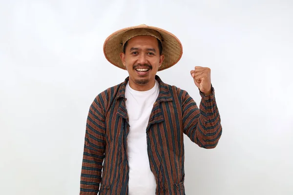 Boldog Ázsiai Farmer Áll Szorított Kézzel Fehér Alapon Elszigetelve — Stock Fotó