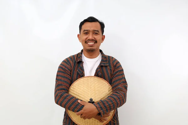Petani Asia Yang Bahagia Berdiri Tersenyum Sambil Memegang Topi Terisolasi — Stok Foto