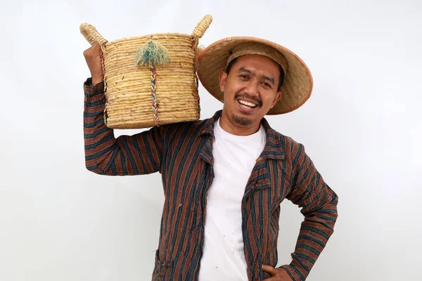 동양인 농부가 어깨에 바구니를 있습니다 배경에 고립됨 — 스톡 사진
