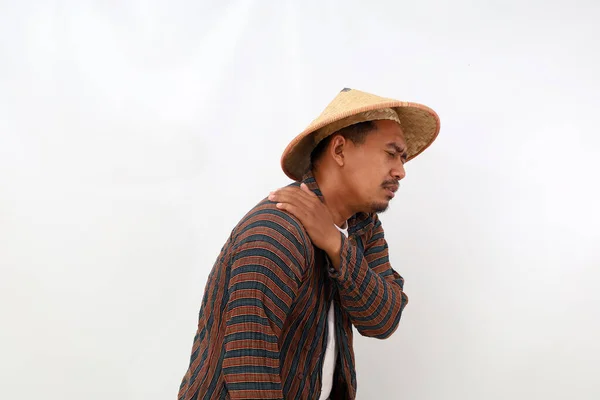 Agricultor Asiático Sofrendo Dor Ombro Isolado Sobre Fundo Branco — Fotografia de Stock