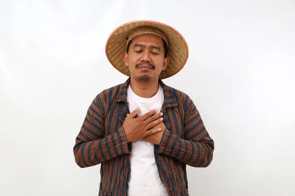 Asiatischer Bauer Der Mit Der Brust Steht Ist Erleichtert Isoliert — Stockfoto