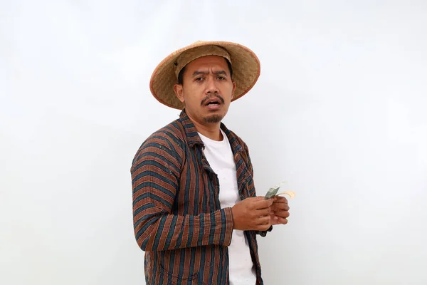 Desapontado Agricultor Asiático Enquanto Segurando Pouco Dinheiro Isolado Sobre Fundo — Fotografia de Stock