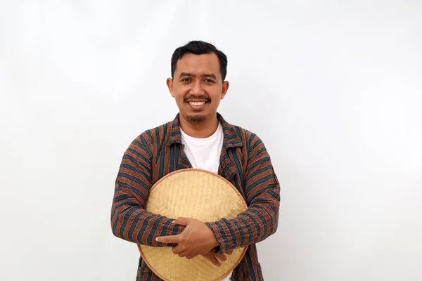 Счастливый Азиатский Фермер Стоящий Шляпой Смотрящий Камеру Изолированный Белом Фоне — стоковое фото