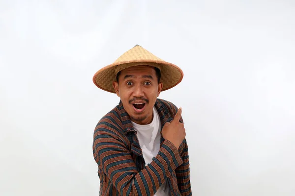 Szczęśliwy Azjatycki Rolnik Stojący Wskazujący Coś Obok Niego Izolacja Białym — Zdjęcie stockowe
