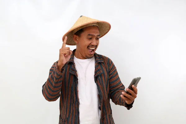 Feliz Asiático Agricultor Enquanto Obtendo Solução Partir Seu Telefone Isolado — Fotografia de Stock