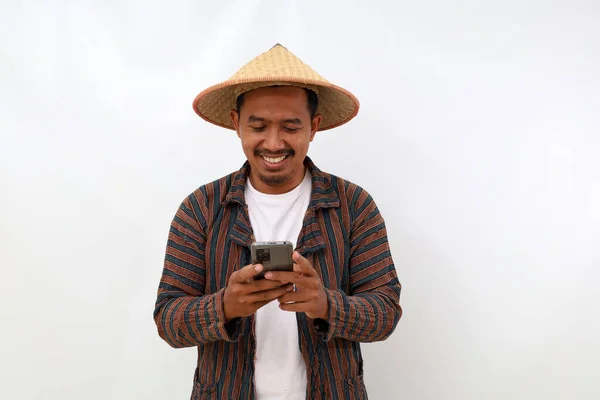아시아 농부가 휴대폰을 있습니다 배경에 고립됨 — 스톡 사진