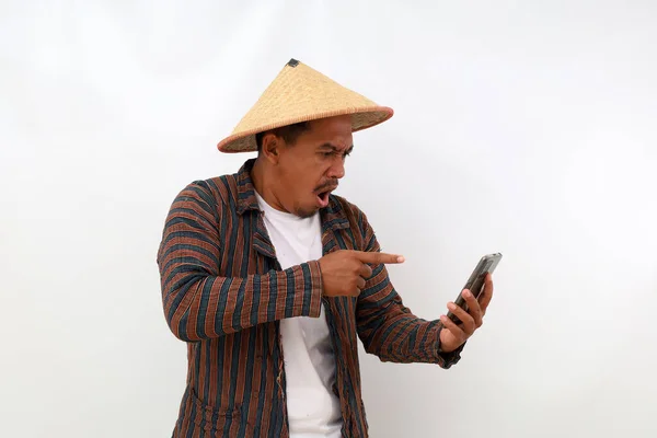 Asyalı Çiftçi Telefonuna Kızgınken Ayakta Duruyor Beyaz Arkaplanda Izole — Stok fotoğraf