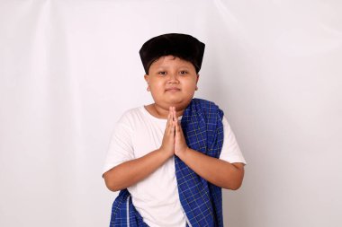 Selamlama ve hoş geldin jesti ile Asyalı çocuk. Beyaz arkaplanda izole