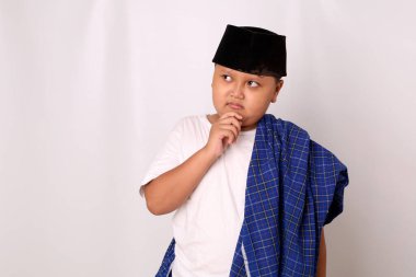 Asyalı bir çocuğun portresi duruyor ve bir şeyler düşünüyor. Beyaz arkaplanda izole