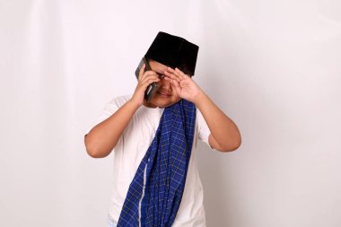 Uykucu çocuk telefonda bekliyor. Esnedi. Beyaz arkaplanda izole