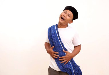 Asyalı adam çok fazla yemek yedikten sonra çok tok hissediyor. Adamın midesi yiyecekle dolu. Beyaz arkaplanda izole