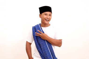 Asyalı bir adamın portresi ayakta ve üç parmağını gösteriyor. Kopyalama alanı ile beyaz arkaplanda izole