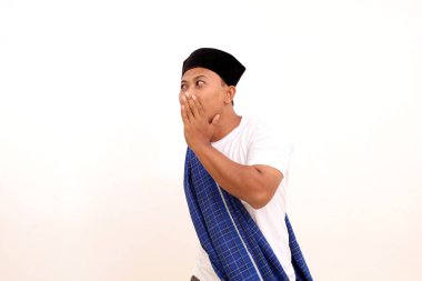 Fısıldarken ayakta duran Asyalı bir portre. Reklam modeli konsepti. Beyazda izole edilmiş.