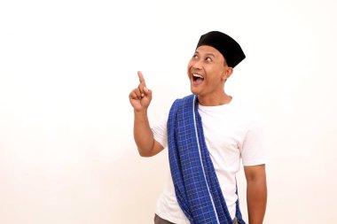 Portre Asyalı adamı ayakta dururken ve bir şey sunarken şaşırttı. Kopyalama alanı ile beyaz arkaplanda izole