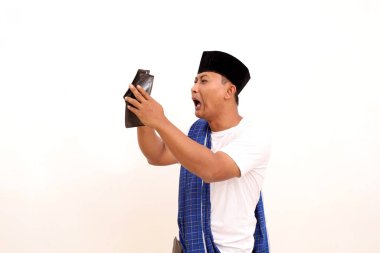 Fakir ve bunalımlı Asyalı adam gri gömlek giyiyor. Beyaz arka planda izole edilmiş. Umutsuz yaşam kavramı.