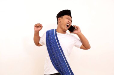 Uykucu adam telefonda bekliyor. Esnedi. Beyaz arkaplanda izole