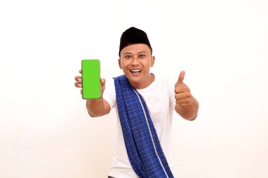Elinde cep telefonu olan mutlu Asyalı bir adamın portresi. Beyazda izole edilmiş. Ramazan kavramı