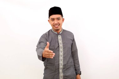 Asyalı Müslüman adam yardım ve kabul elini uzatıyor. Beyaz arkaplanda izole