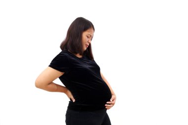 Sırtı ağrıyan Asyalı hamile kadın. Beyaz arkaplanda izole