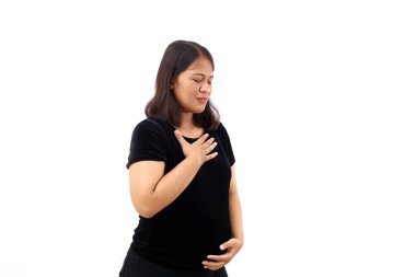 Nefes nefese Asyalı hamile kadın ayakta duruyor. Beyaz arkaplanda izole