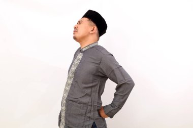 Sırt ağrısı çeken Asyalı Müslüman adam. Beyaz arkaplanda izole