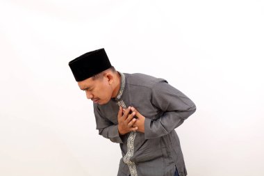 Göğüs ağrısı çeken Asyalı Müslüman adam. Kalp krizi konsepti. Beyaz arkaplanda izole