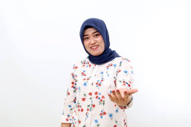 Asyalı mutlu Müslüman kadın elinde bir şey tutuyor. Beyaz arkaplanda izole