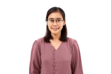 Kameraya bakarken ayakta duran mutlu Asyalı kadın. Beyaz arkaplanda izole