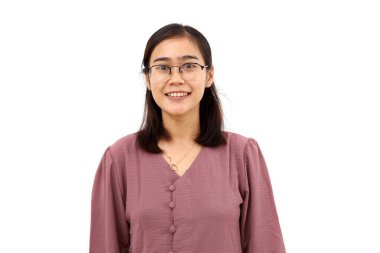 Genç Asyalı kadın kameraya bakarken ayakta duruyor. Beyaz arkaplanda izole