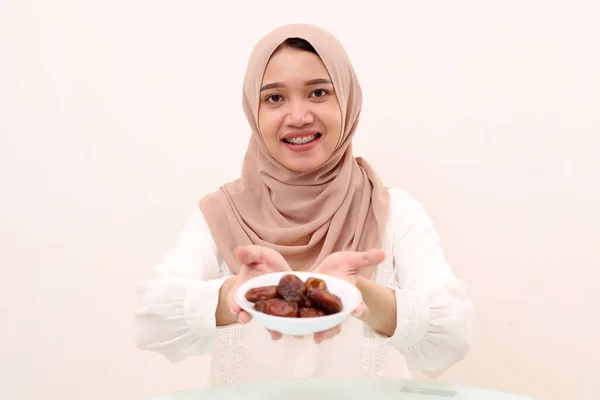 Νεαρή Ασιάτισσα Μουσουλμάνα Που Κρατάει Ένα Πιάτο Χουρμάδες Επιλεκτική Εστίαση — Φωτογραφία Αρχείου