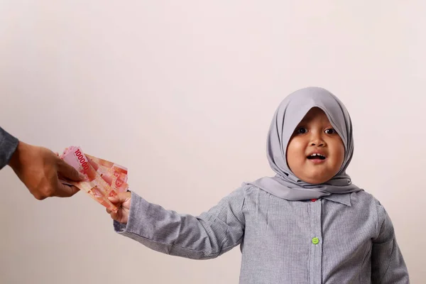 Gadis Muslim Asia Yang Bersemangat Menerima Uang Pada Hari Idul — Stok Foto
