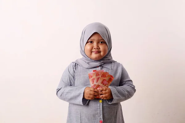 Ázsiai Muszlim Kislány Áll Miközben Indonéz Bankjegyeket Tart Kezében Eid — Stock Fotó