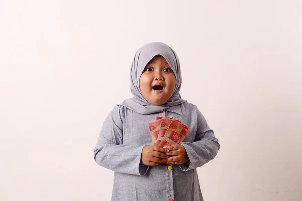 Удивлённая Азиатская Мусульманская Девочка Стояла Держа Руках Индонезийские Банкноты Концепция — стоковое фото