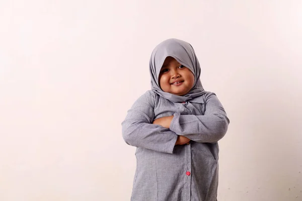 Szczęśliwa Azjatycka Muzułmańska Dziewczynka Stojąca Złożonymi Rękami Odizolowane Biało — Zdjęcie stockowe