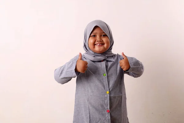Szczęśliwa Azjatycka Muzułmańska Dziewczynka Stojąca Kciukami Górze Odizolowane Biało — Zdjęcie stockowe