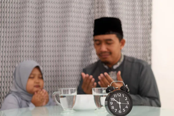 Hombre Musulmán Asiático Hija Rezando Juntos Comedor Rompiendo Ayuno Concepto —  Fotos de Stock